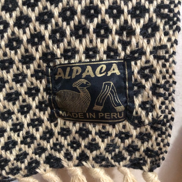 Elegant Black and Tan Scarf - Picture 5 of 5